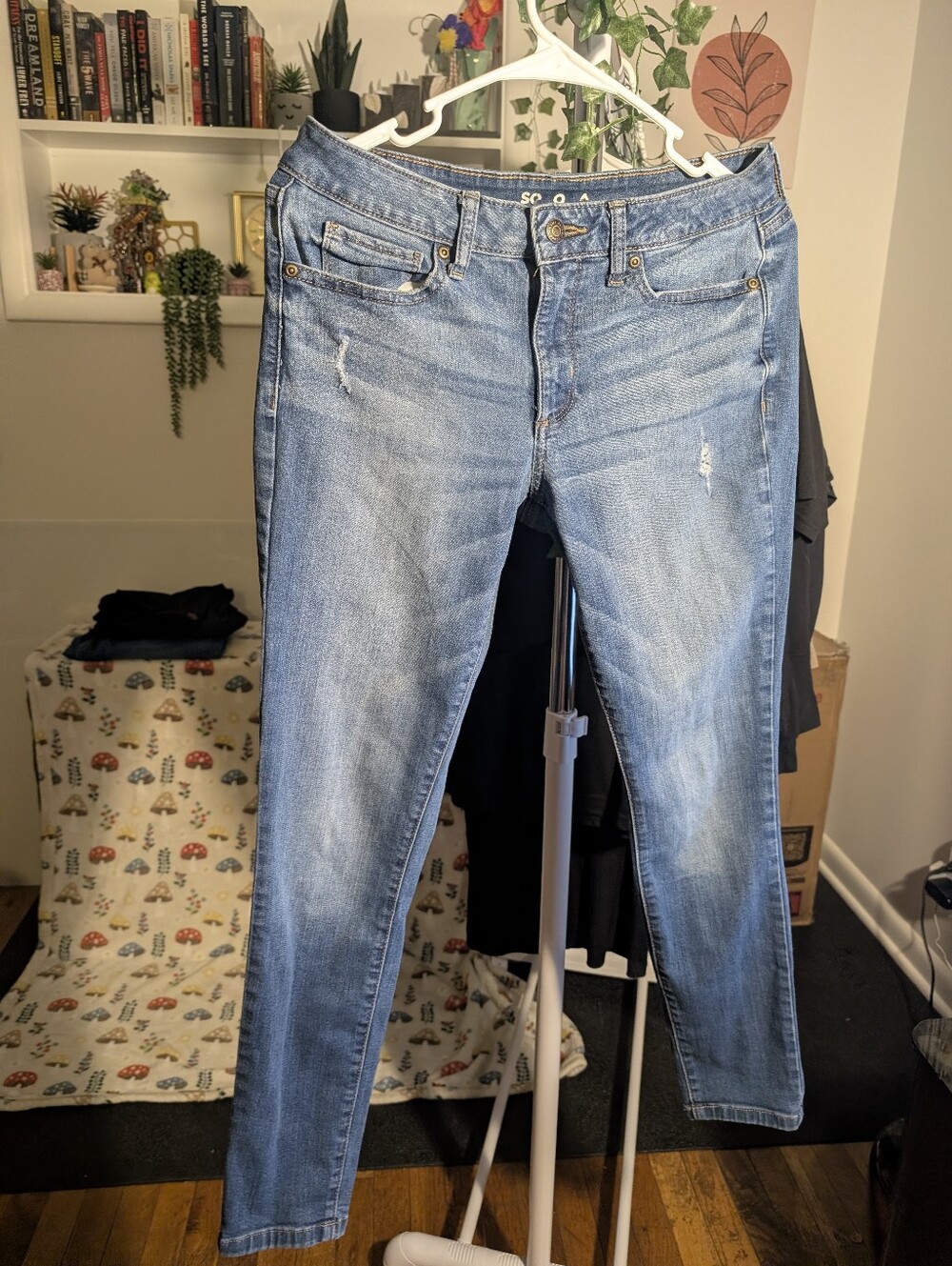 Sonoma Skinny Jeans Size 8R Medium Wash Distressed